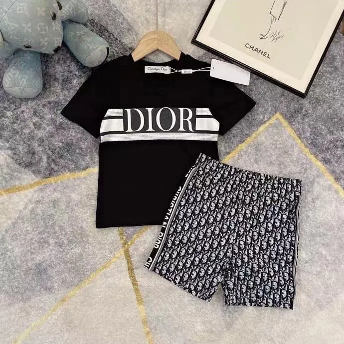 【90-160cm】二点セット 着回し力抜群 大人気 カジュアル 半袖 Ｔシャツ＋ショートパンツ セットアップ