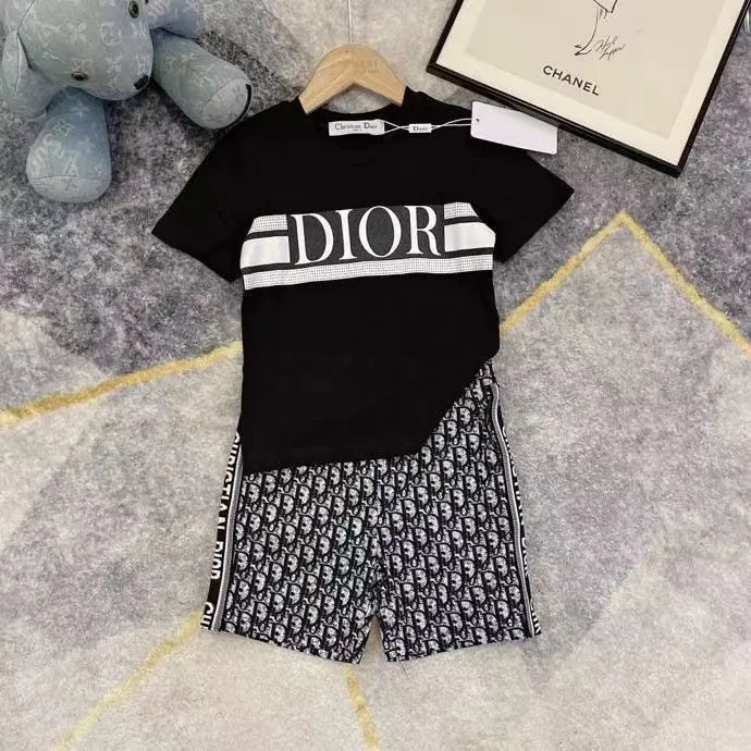 【90-160cm】二点セット 着回し力抜群 大人気 カジュアル 半袖 Ｔシャツ＋ショートパンツ セットアップ