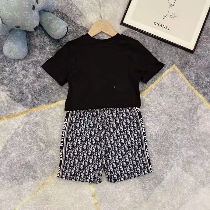 【90-160cm】二点セット 着回し力抜群 大人気 カジュアル 半袖 Ｔシャツ＋ショートパンツ セットアップ