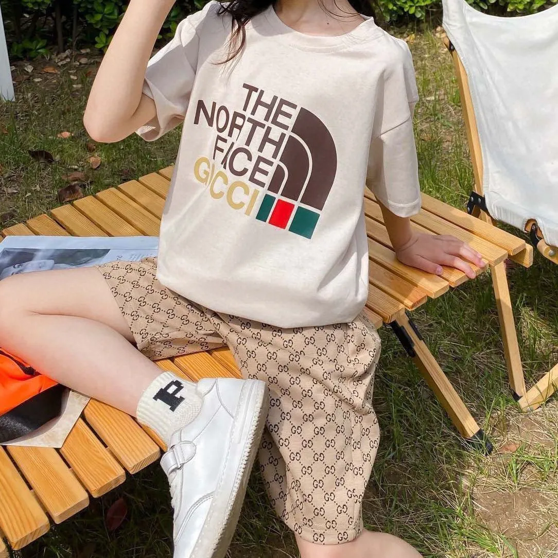 【90-160cm】二点セット 話題沸騰中 質感のいい  カジュアル 半袖Ｔシャツ＋ショートパンツ セットアップ
