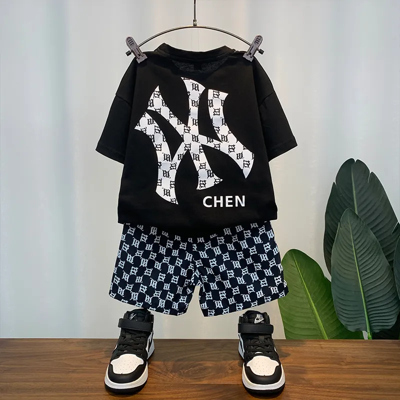 【90-150cm】二点セット 絶対後悔しない カジュアル 大活躍 男の子 半袖Ｔシャツ＋ショートパンツ セットアップ