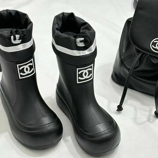 アウトドアやフェスにも活躍  履き口広め 防水仕様 キッズ ミドル丈 レインブーツ