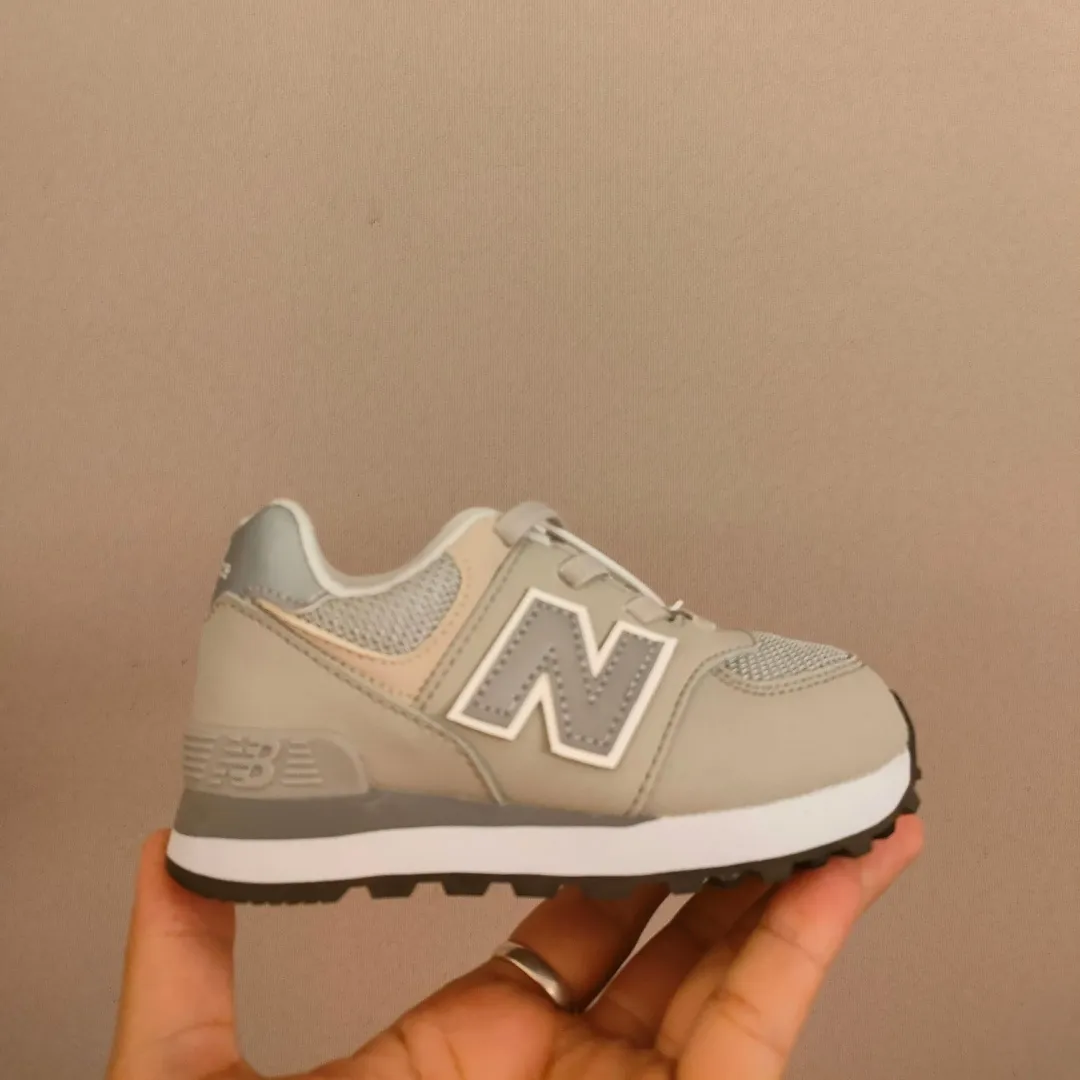 お出かけや遊びにぴったり カジュアル フィット感抜群 キッズ ゴムバンド スニーカー