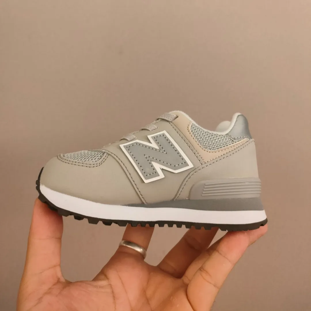 お出かけや遊びにぴったり カジュアル フィット感抜群 キッズ ゴムバンド スニーカー