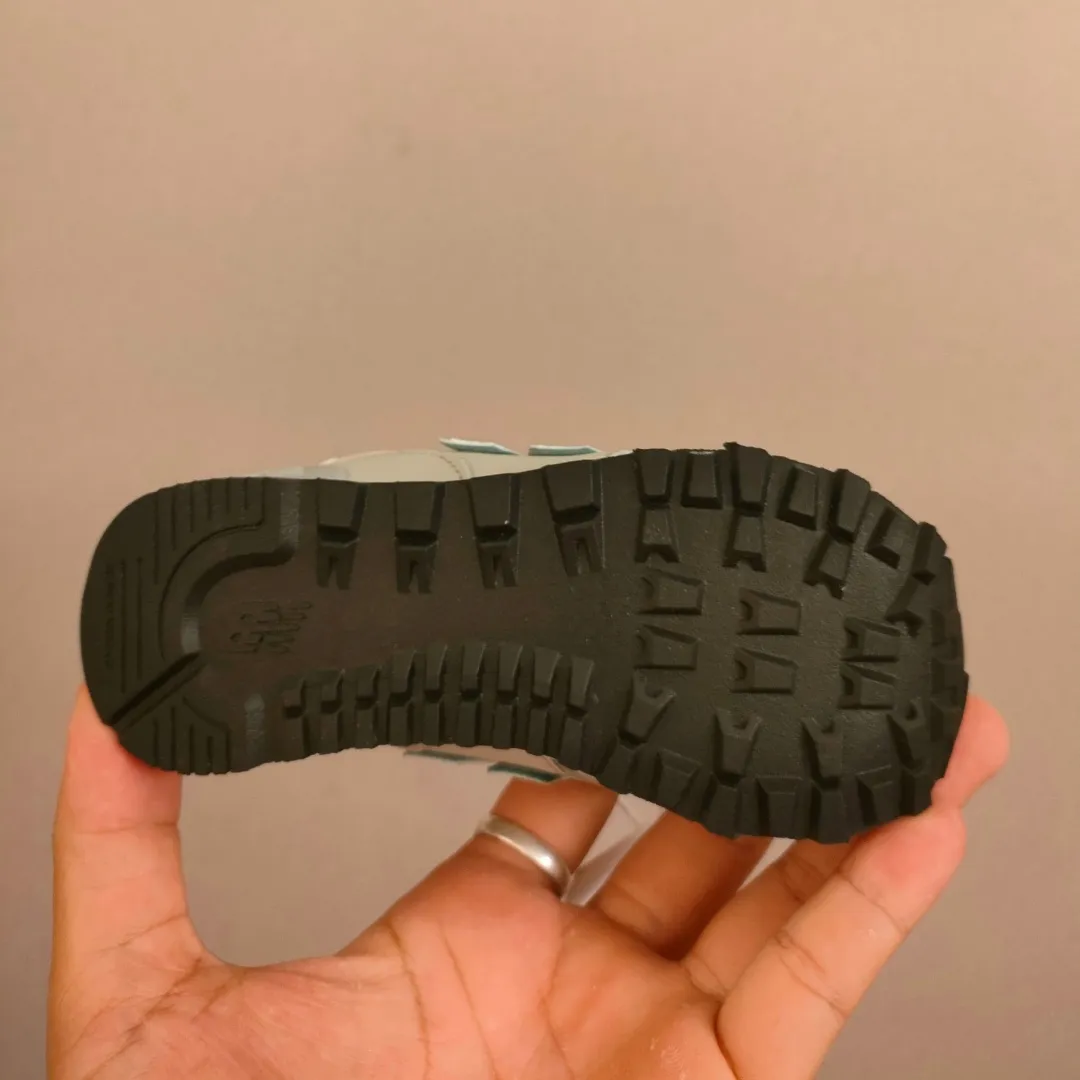 お出かけや遊びにぴったり カジュアル フィット感抜群 キッズ ゴムバンド スニーカー