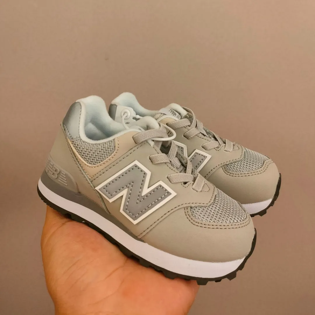 お出かけや遊びにぴったり カジュアル フィット感抜群 キッズ ゴムバンド スニーカー