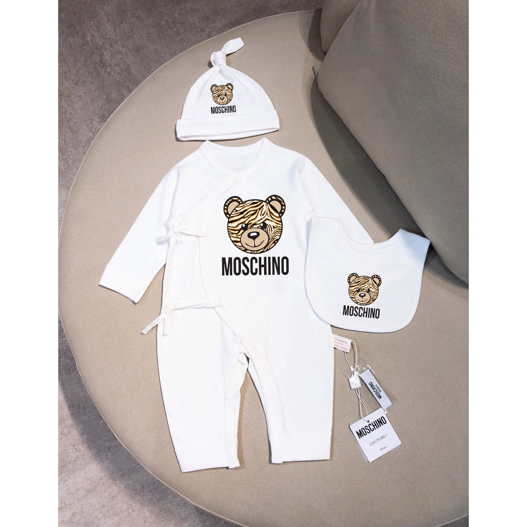 【52-66cm】三点セット 肌に優しい おすすめ カートゥーン ベビー ロンパース+帽子+お食事スタイ セットアップ