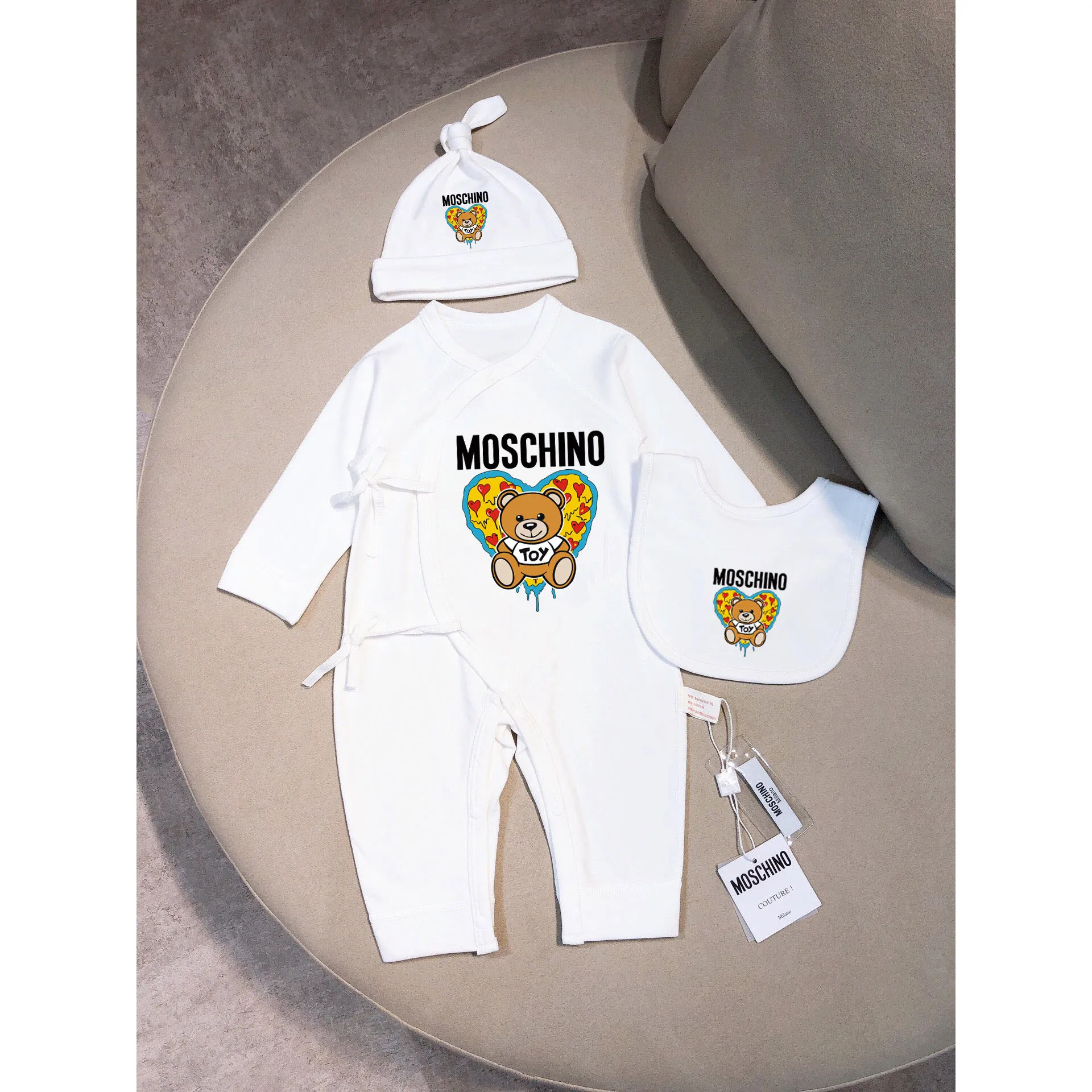 【52-66cm】三点セット 肌に優しい おすすめ カートゥーン ベビー ロンパース+帽子+お食事スタイ セットアップ