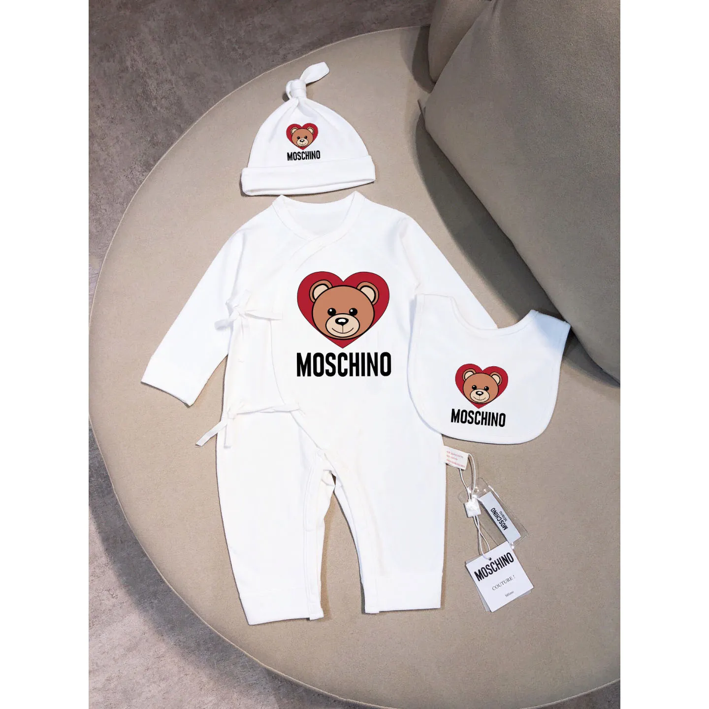 【52-66cm】三点セット 肌に優しい おすすめ カートゥーン ベビー ロンパース+帽子+お食事スタイ セットアップ