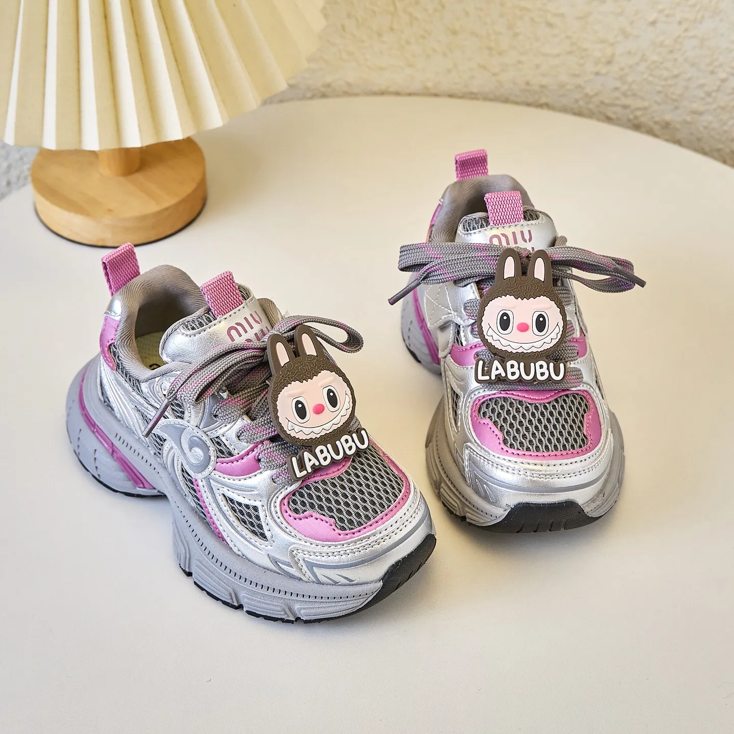 おしゃれキッズ必見 可愛い トレンド 軽量タイプ 通気性抜群 キッズ スニーカー