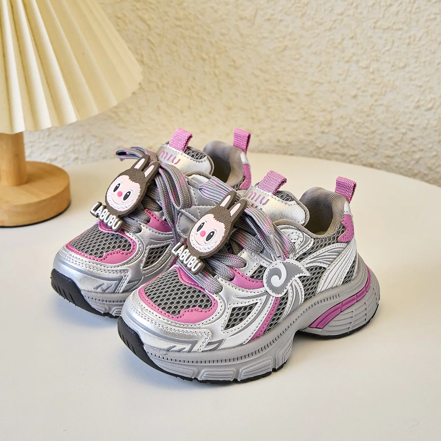 おしゃれキッズ必見 可愛い トレンド 軽量タイプ 通気性抜群 キッズ スニーカー