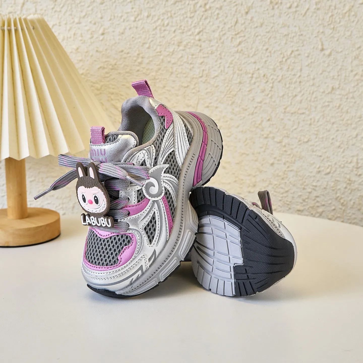 おしゃれキッズ必見 可愛い トレンド 軽量タイプ 通気性抜群 キッズ スニーカー