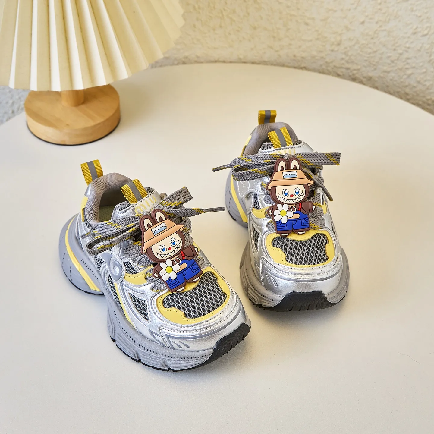 デイリー使いにぴったり 可愛い キャラクター 軽量タイプ クッション性あり キッズ スニーカー