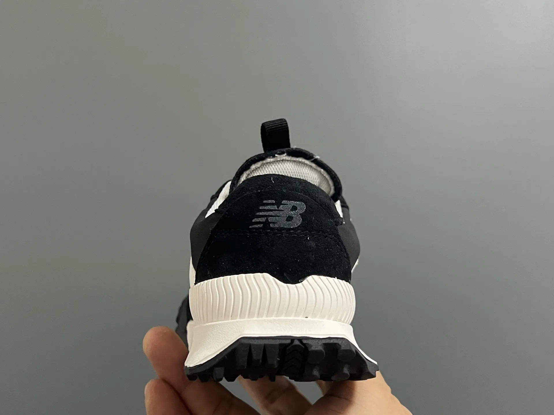 デイリー使いにぴったり 脱ぎ履き簡単 軽量タイプ スポーティー キッズ スニーカー