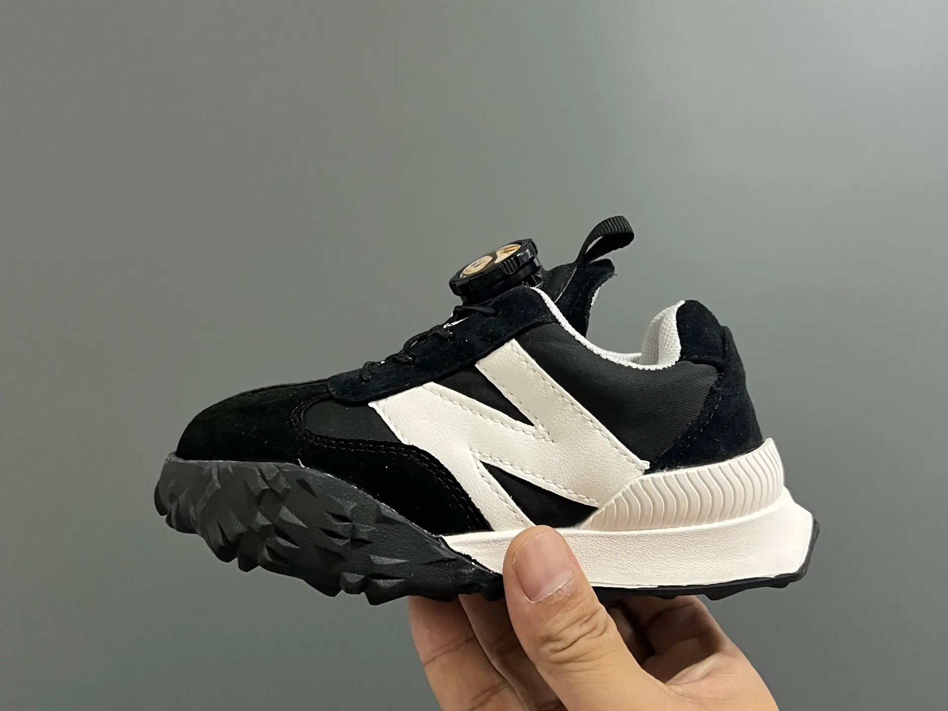 デイリー使いにぴったり 脱ぎ履き簡単 軽量タイプ スポーティー キッズ スニーカー