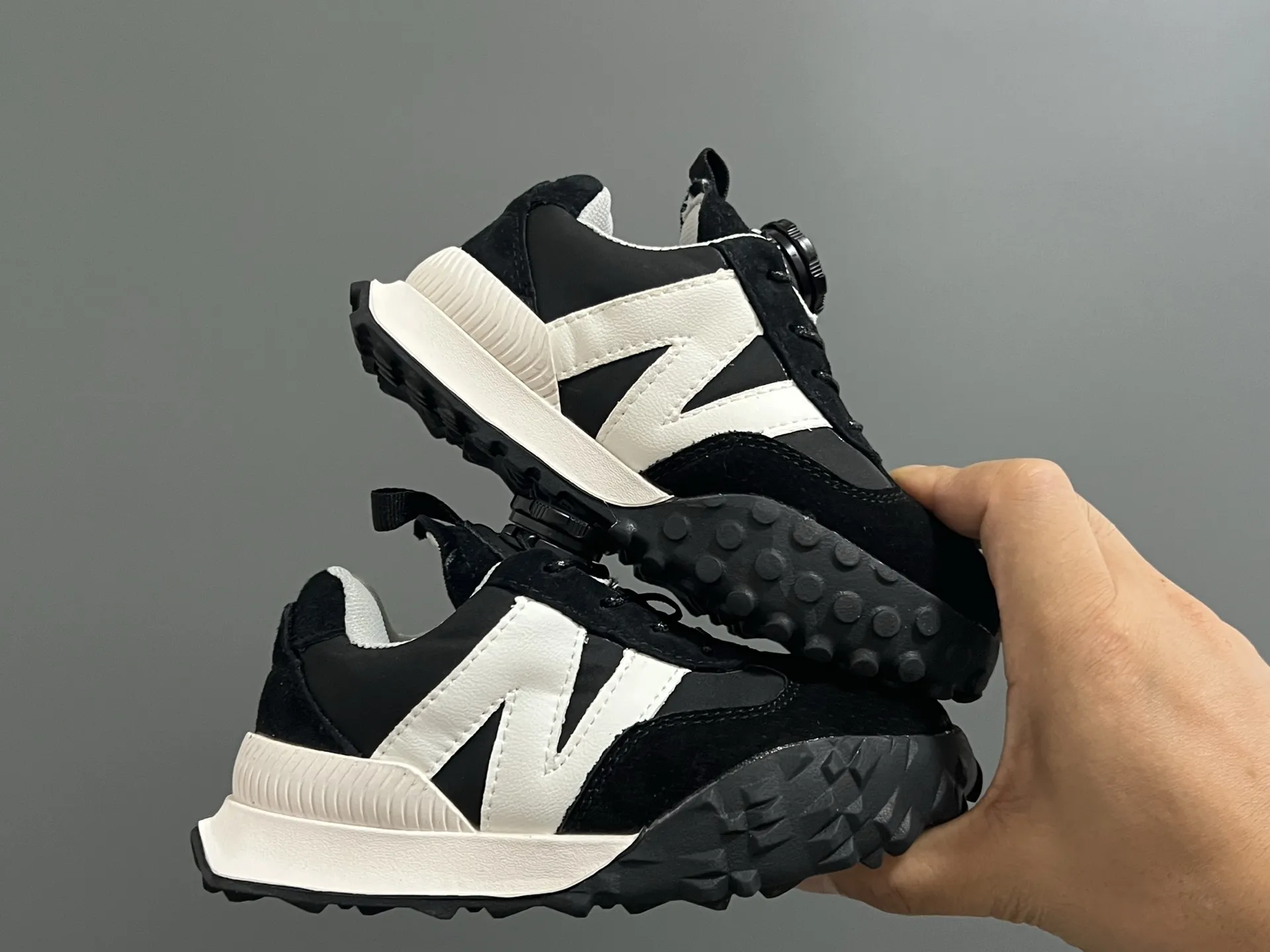 デイリー使いにぴったり 脱ぎ履き簡単 軽量タイプ スポーティー キッズ スニーカー