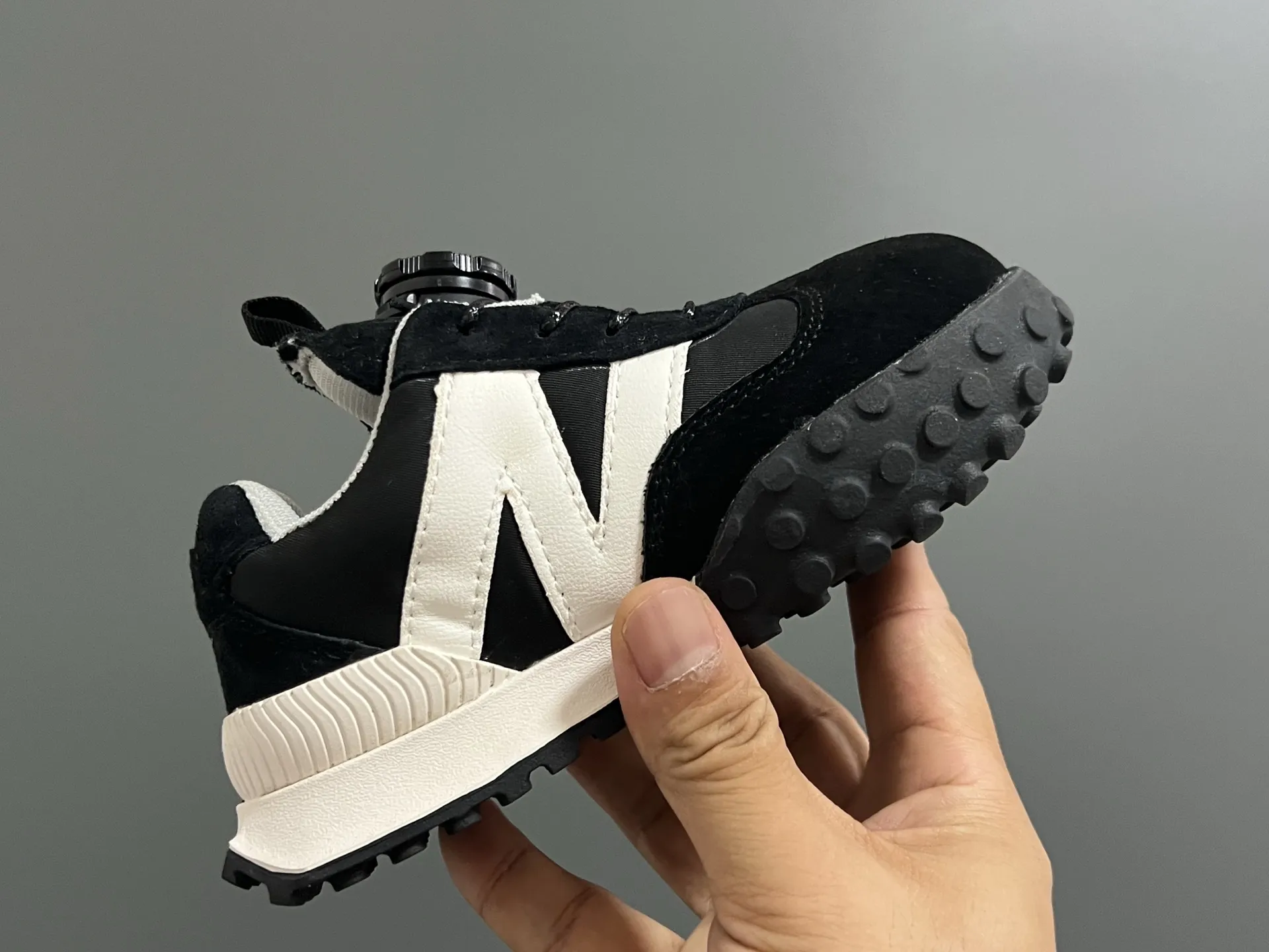 デイリー使いにぴったり 脱ぎ履き簡単 軽量タイプ スポーティー キッズ スニーカー