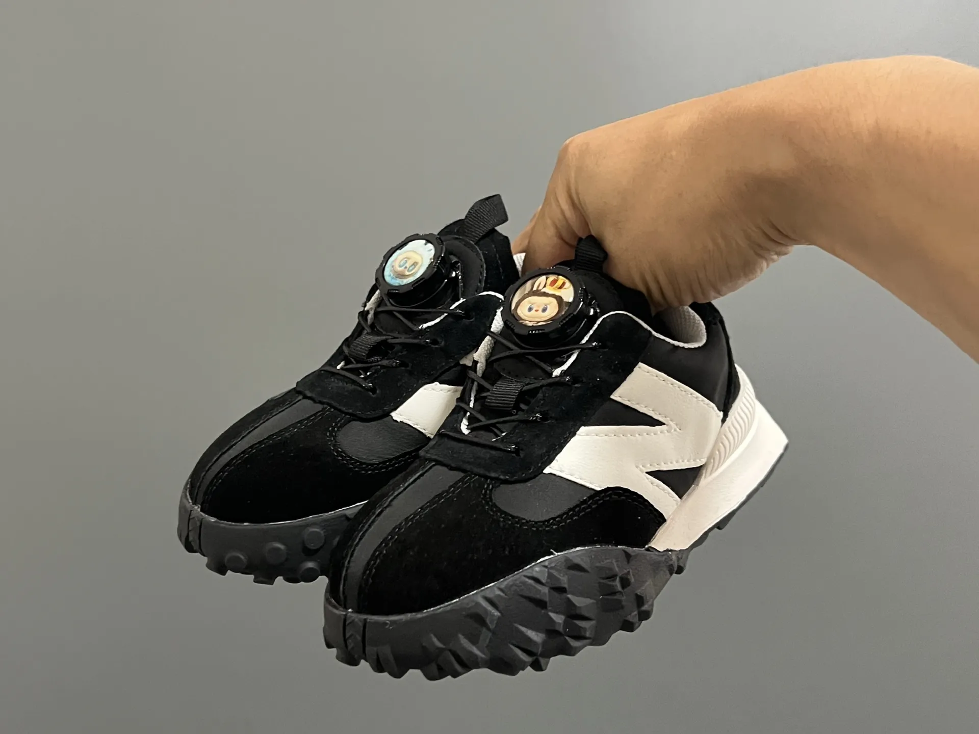 デイリー使いにぴったり 脱ぎ履き簡単 軽量タイプ スポーティー キッズ スニーカー