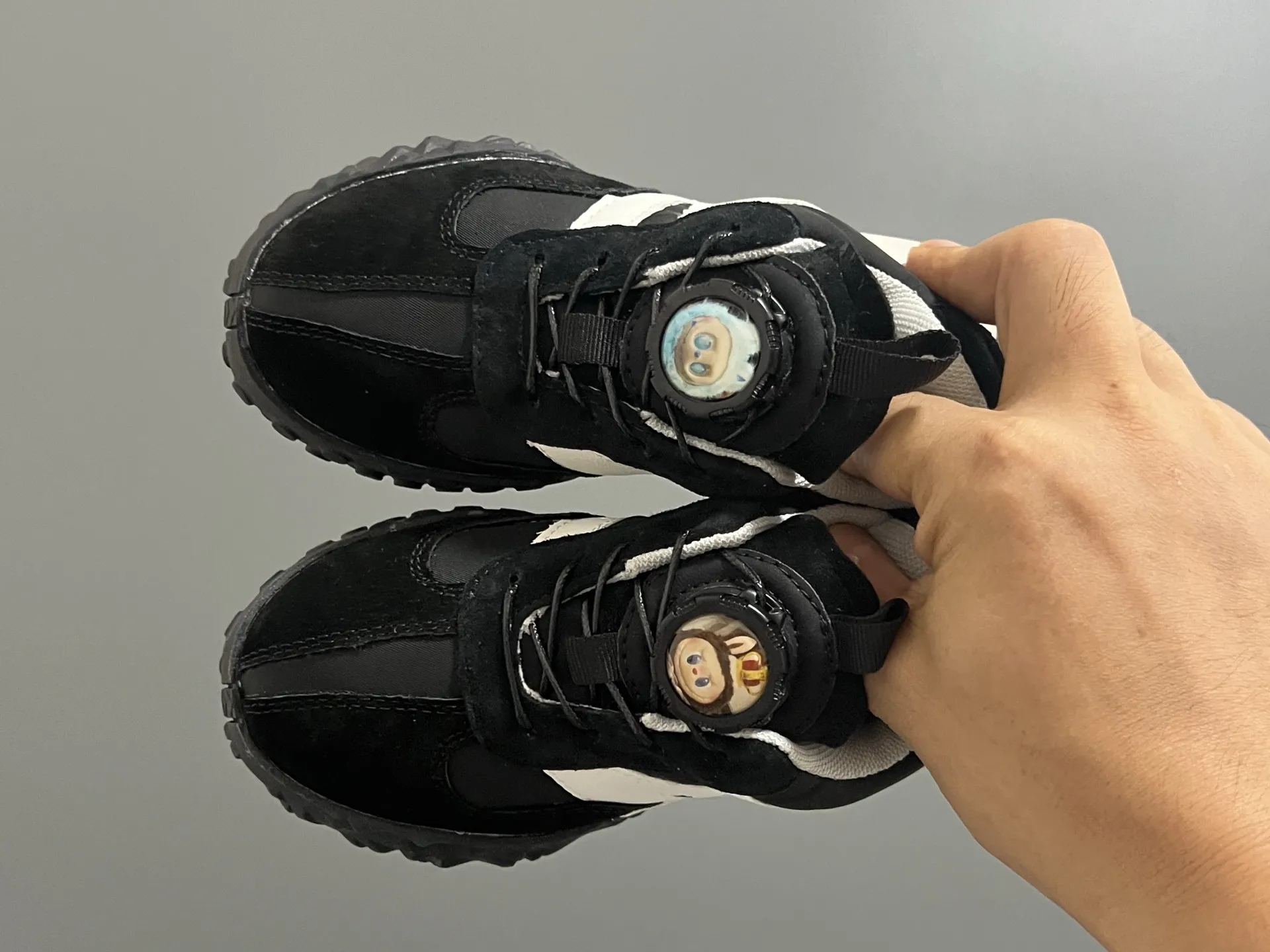 デイリー使いにぴったり 脱ぎ履き簡単 軽量タイプ スポーティー キッズ スニーカー