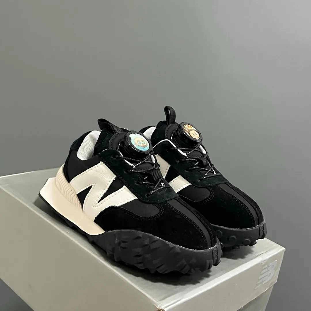 デイリー使いにぴったり 脱ぎ履き簡単 軽量タイプ スポーティー キッズ スニーカー