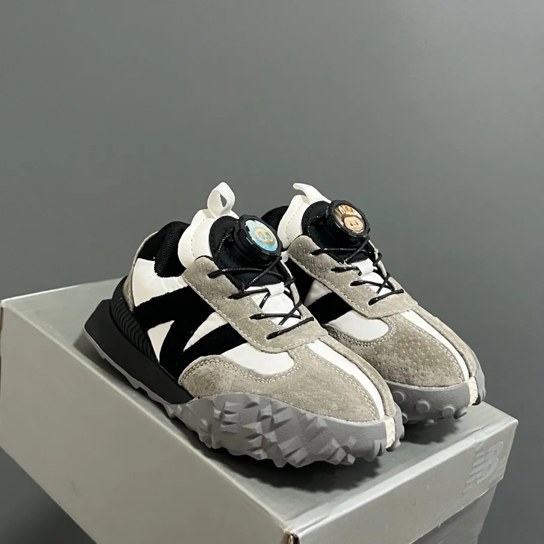 絶対見逃さないで カジュアル 軽量ソール 滑り止め付き キッズ スニーカー