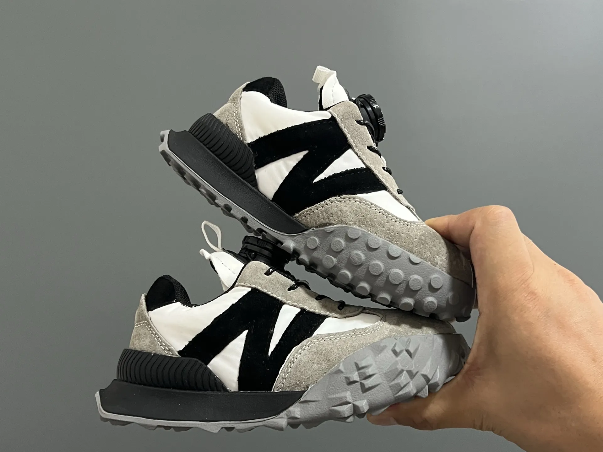 絶対見逃さないで カジュアル 軽量ソール 滑り止め付き キッズ スニーカー