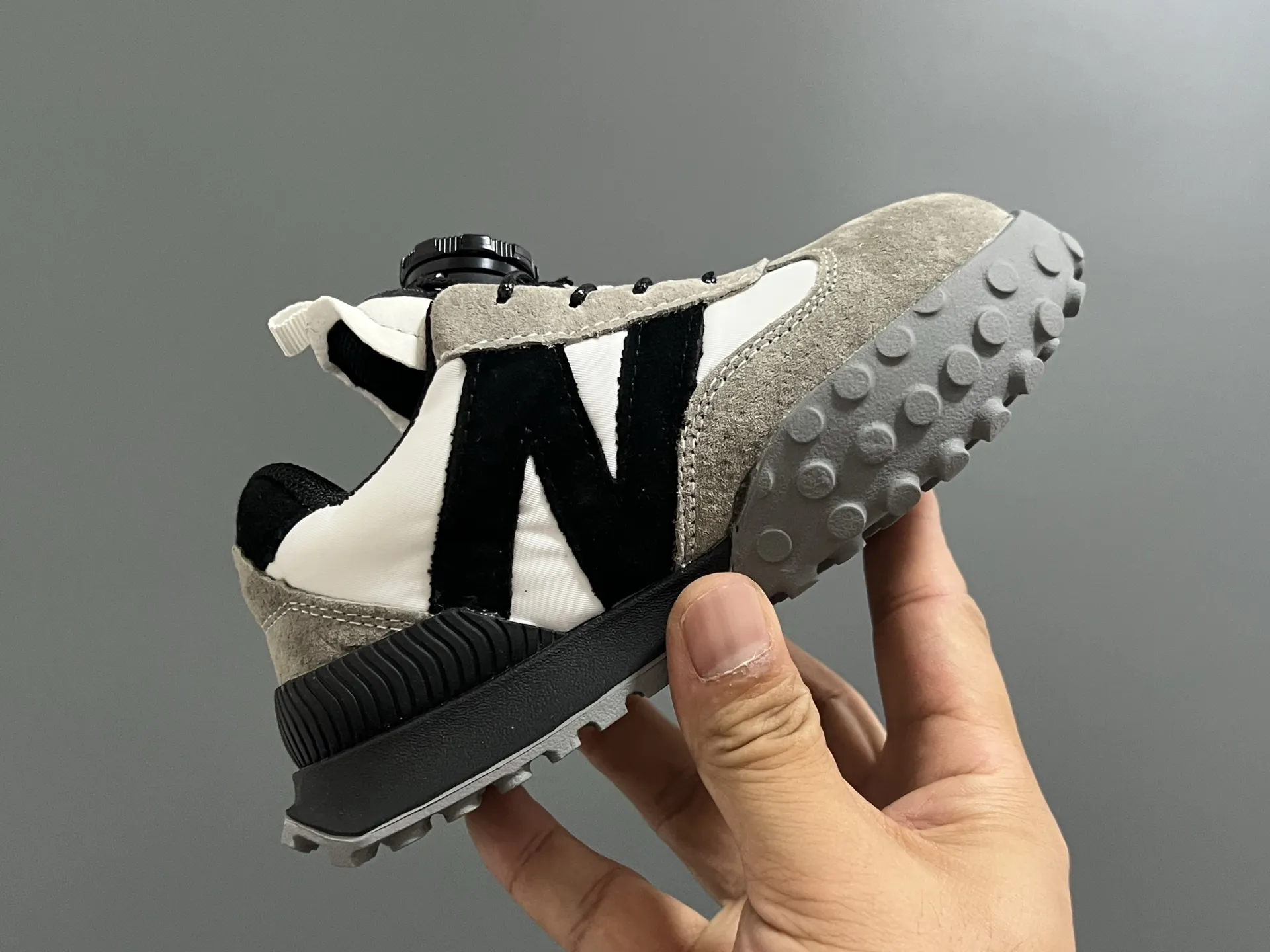 絶対見逃さないで カジュアル 軽量ソール 滑り止め付き キッズ スニーカー