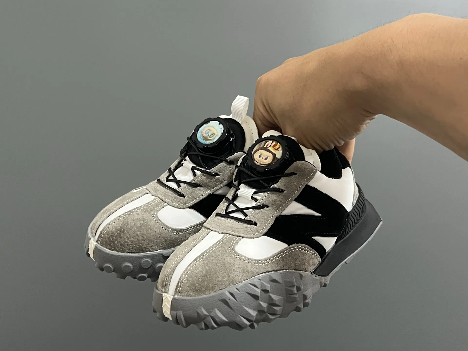 絶対見逃さないで カジュアル 軽量ソール 滑り止め付き キッズ スニーカー