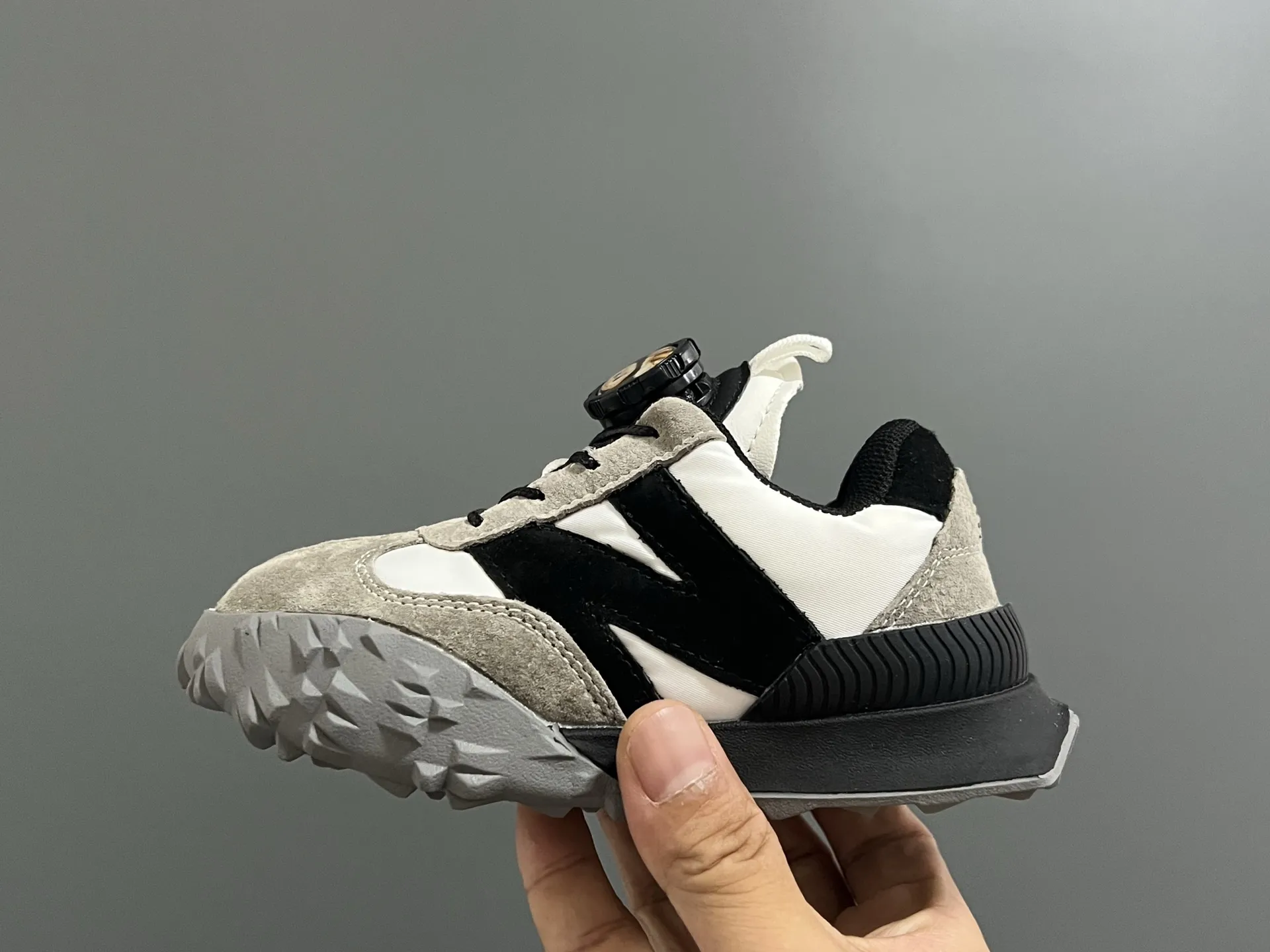 絶対見逃さないで カジュアル 軽量ソール 滑り止め付き キッズ スニーカー