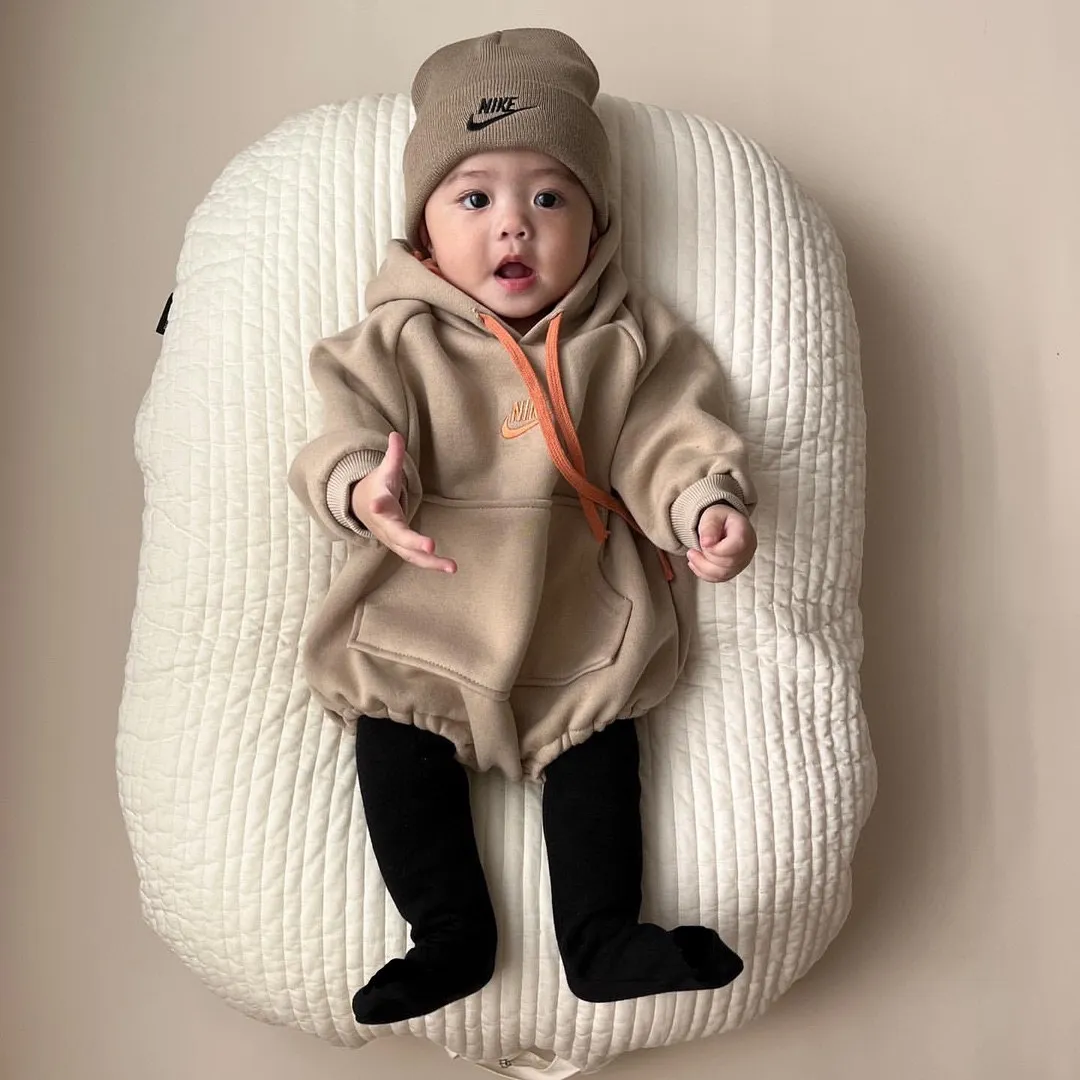 【66-90cm】ママたちに大好評 大活躍 トレンド  肌触り良い ベビー フード付き ロンパース