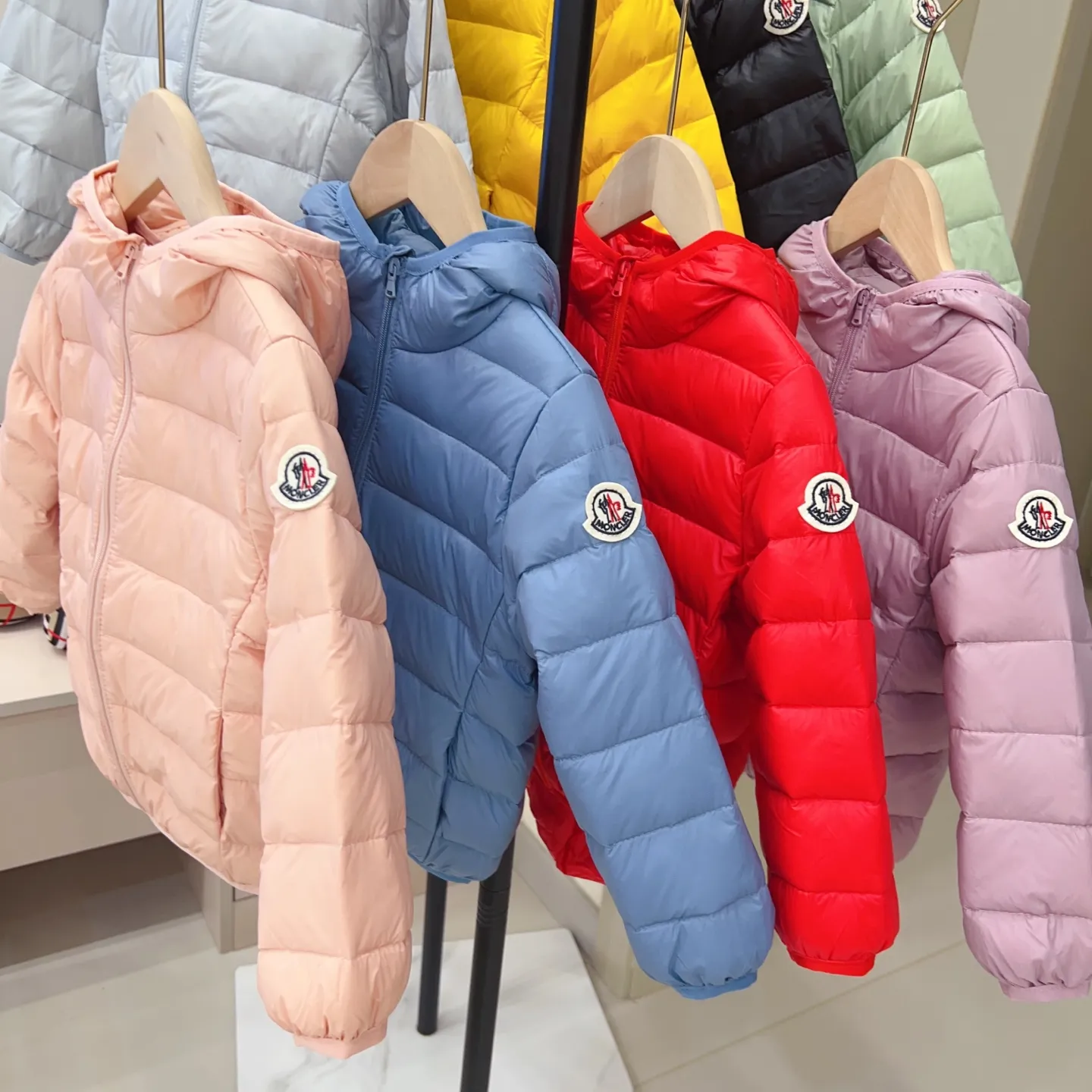 【100-170cm】絶対後悔しない アウトドア 防寒 重ね着OK 多色展開 キッズ 軽量ダウンジャケット