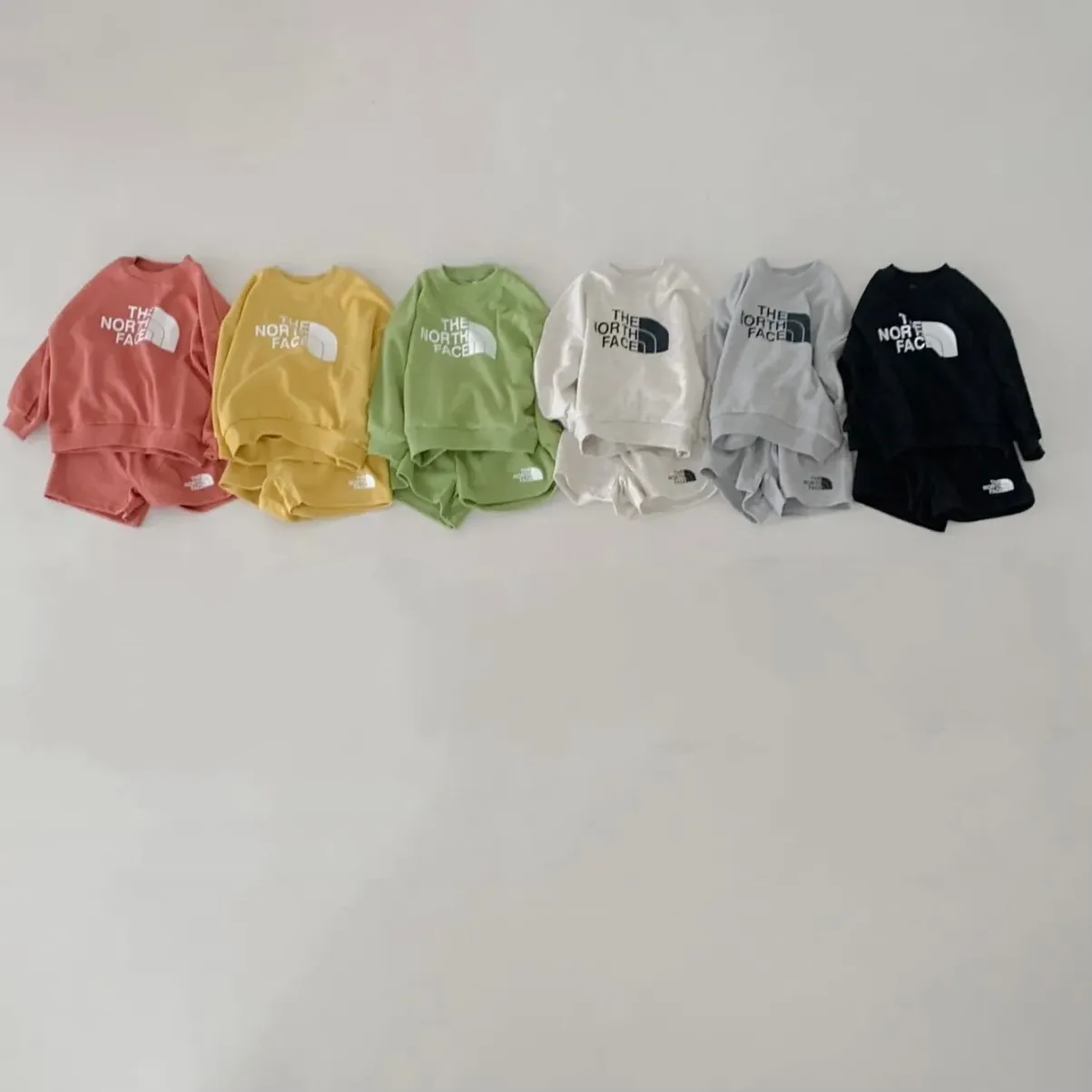 【90-160cm】二点セット 人気爆発中 カジュアル 動きやすさ抜群 プリント トレーナー＋ショートパンツ セットアップ