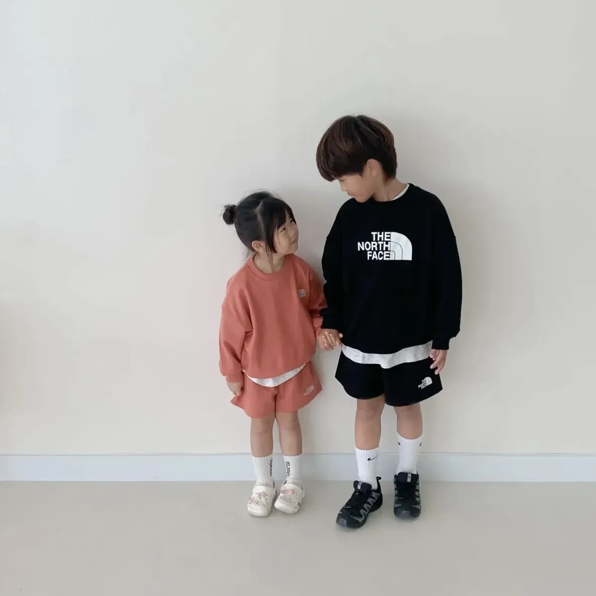 【90-160cm】二点セット 人気爆発中 カジュアル 動きやすさ抜群 プリント トレーナー＋ショートパンツ セットアップ