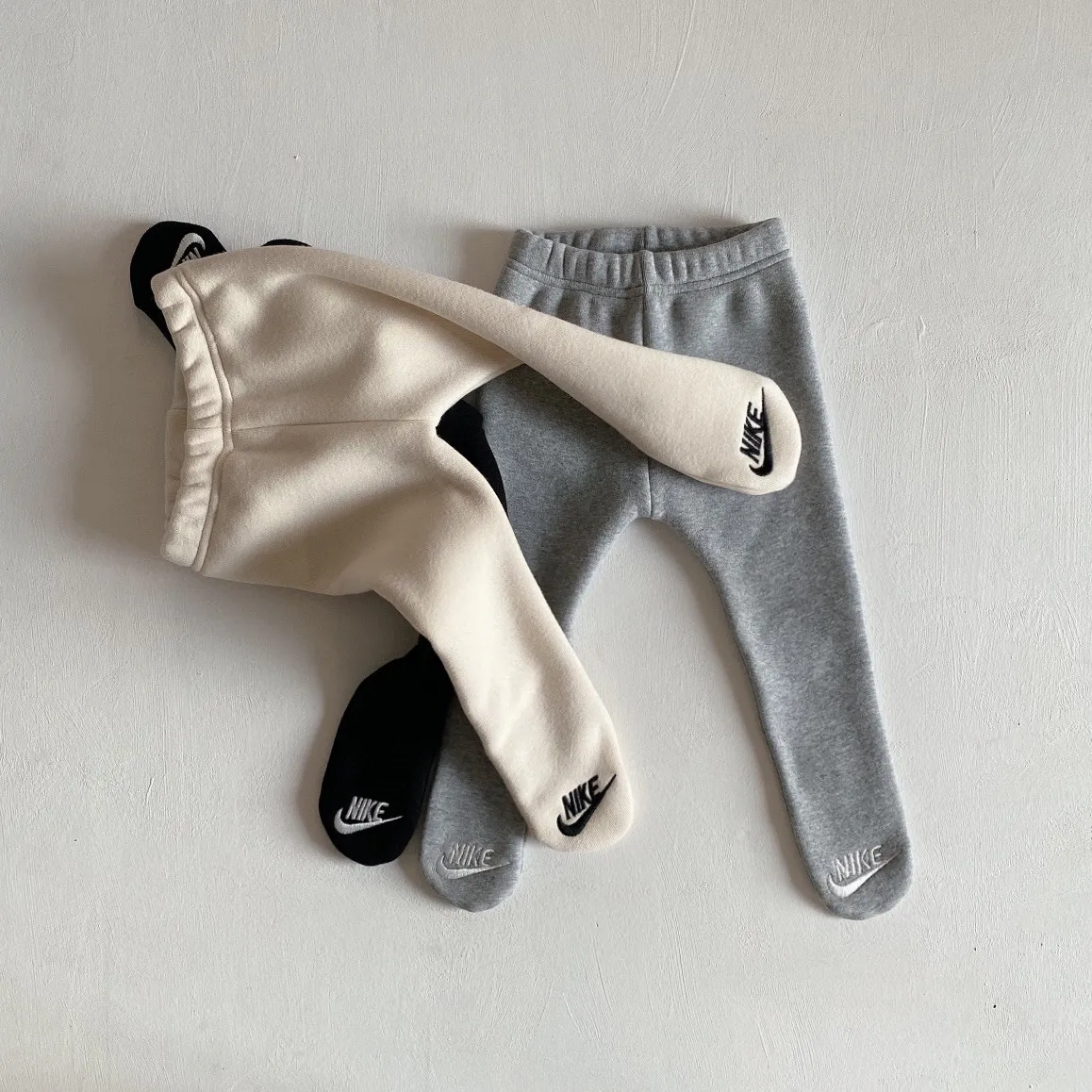 【66-90cm】ママたちに大好評 売れ筋 動きやすい 保温性抜群 ベビー フット付きパンツ