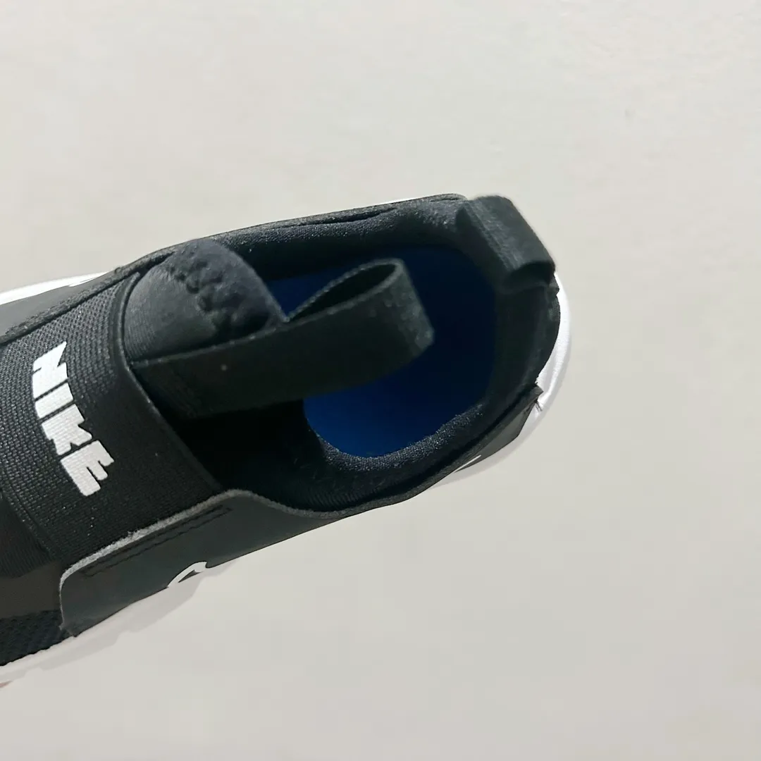 売り切れ必至 軽量デザイン 柔らかいソール キッズ ランニングシューズ