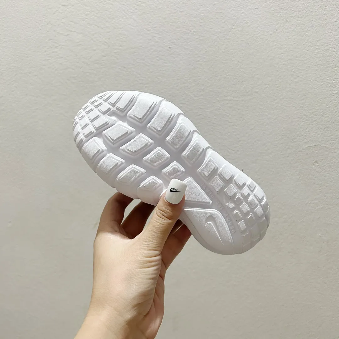 売り切れ必至 軽量デザイン 柔らかいソール キッズ ランニングシューズ