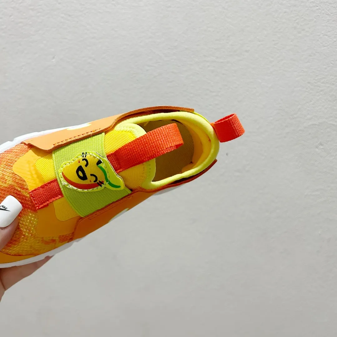 目を奪われる 走りやすい スリッポンタイプ キッズ ランニングシューズ