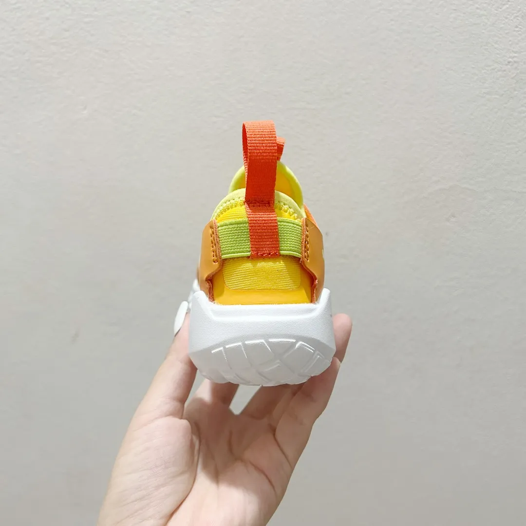 目を奪われる 走りやすい スリッポンタイプ キッズ ランニングシューズ