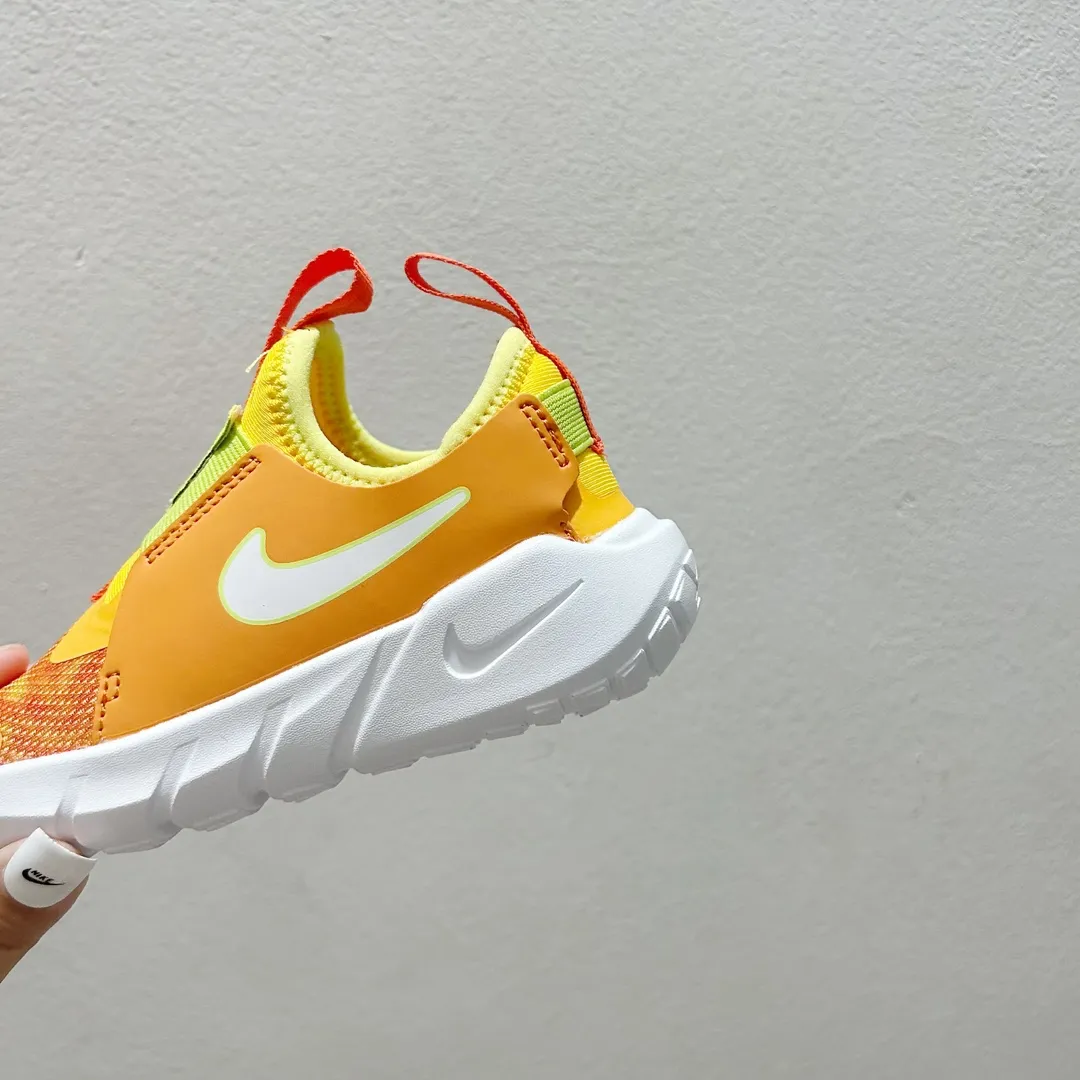 目を奪われる 走りやすい スリッポンタイプ キッズ ランニングシューズ