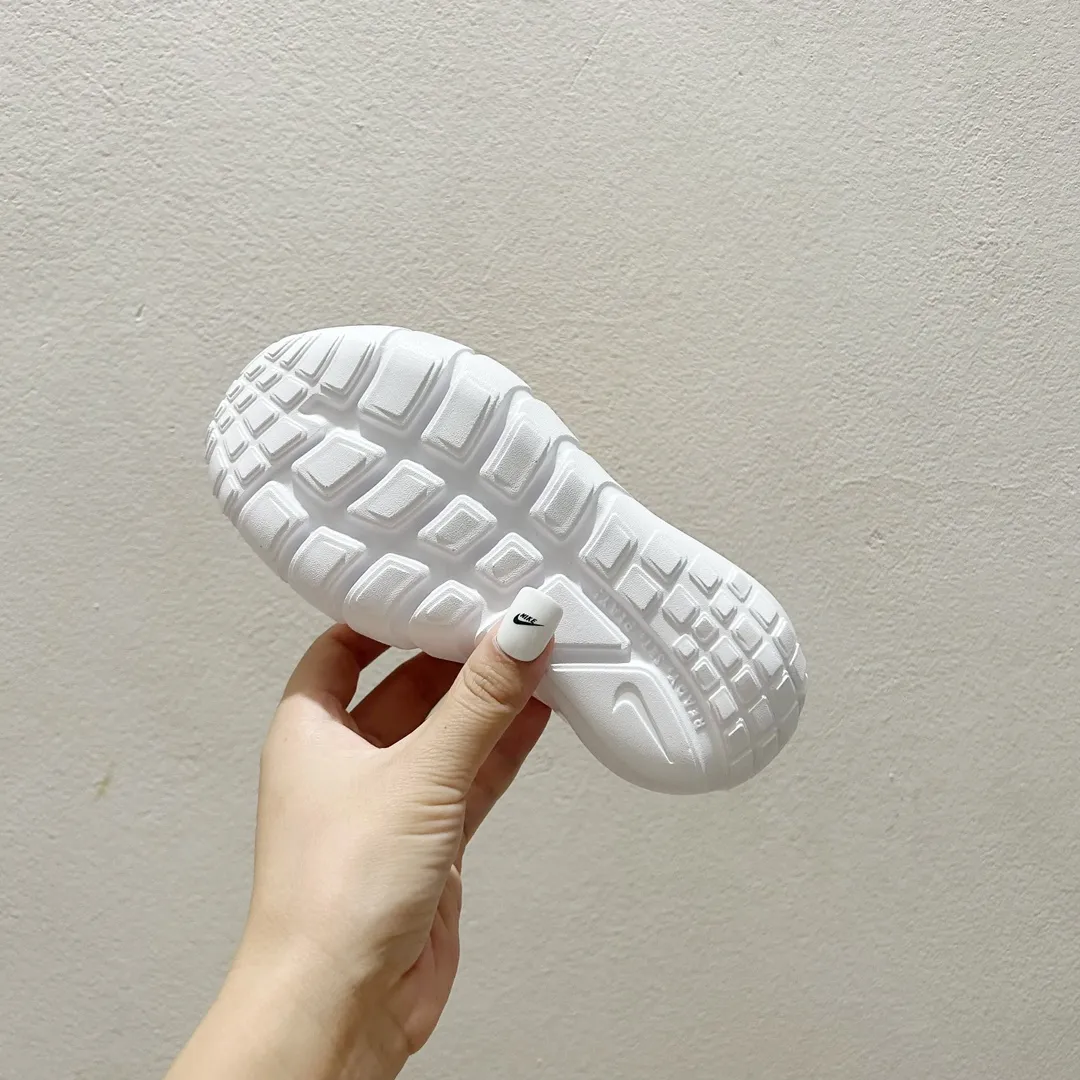 目を奪われる 走りやすい スリッポンタイプ キッズ ランニングシューズ