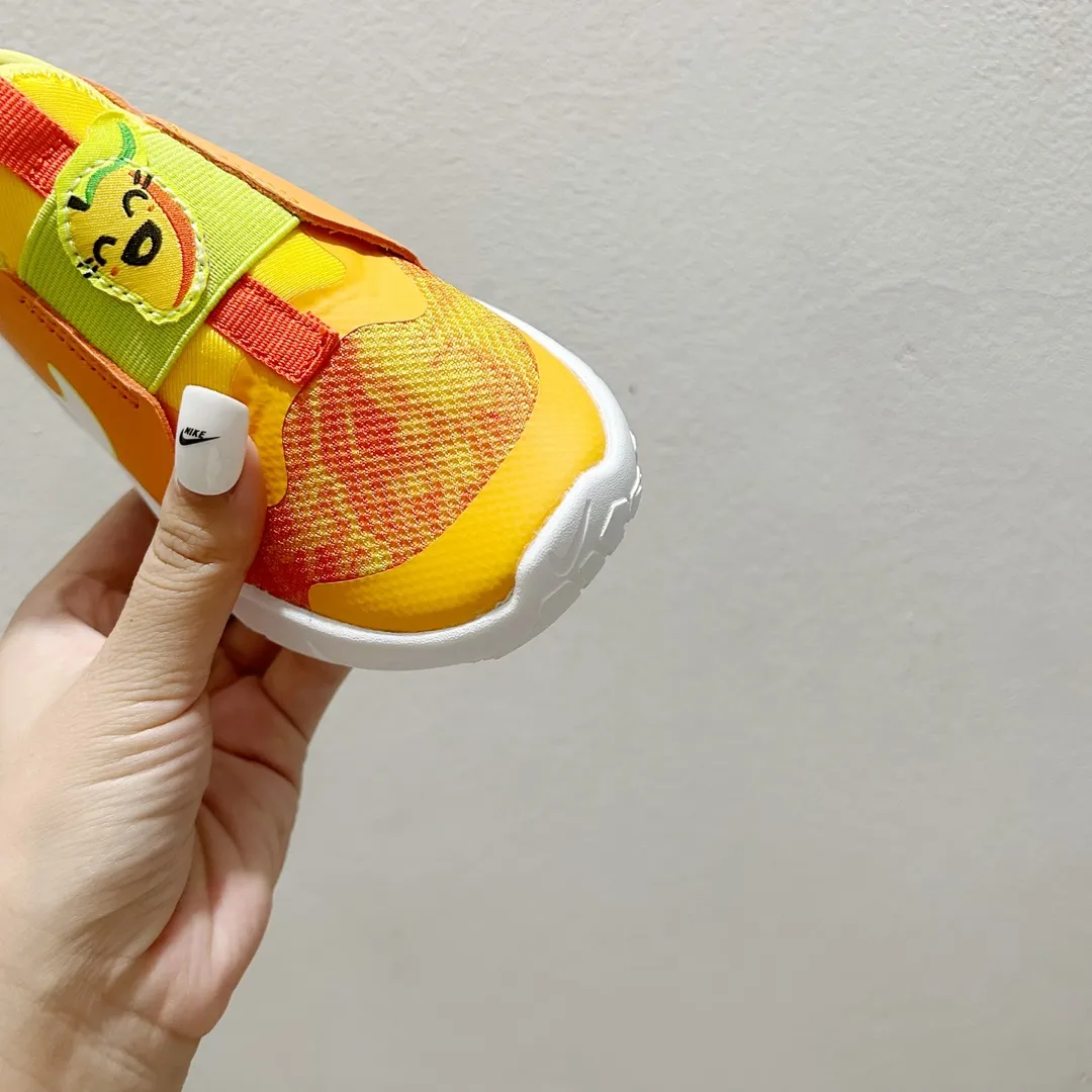 目を奪われる 走りやすい スリッポンタイプ キッズ ランニングシューズ