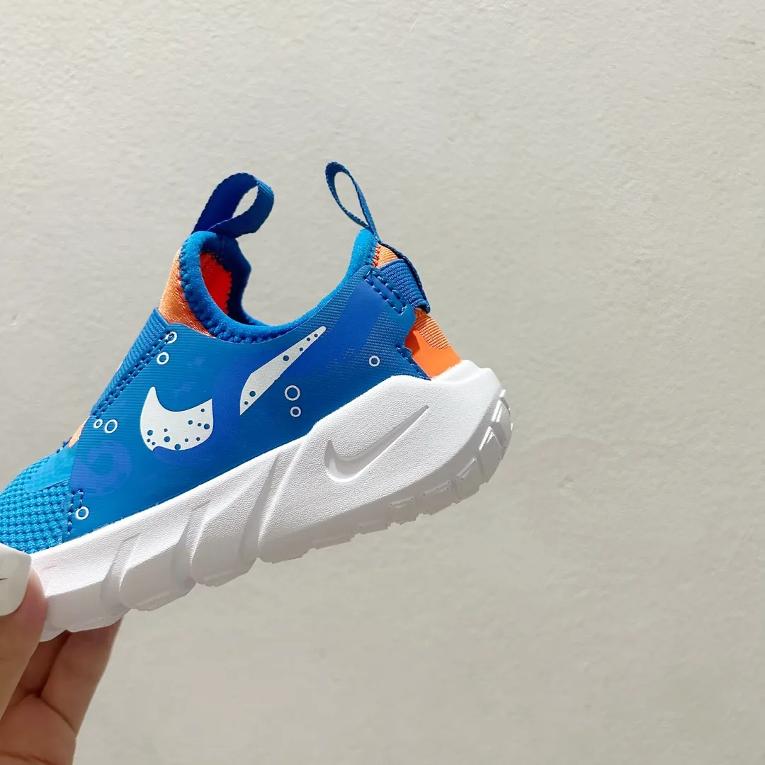 コンフォート感抜群 軽量デザイン スリッポンタイプ キッズ ランニングシューズ