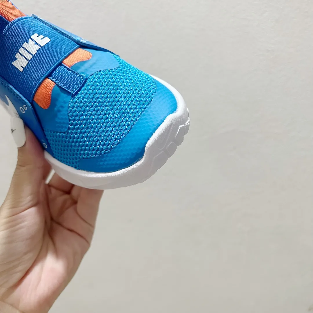 コンフォート感抜群 軽量デザイン スリッポンタイプ キッズ ランニングシューズ