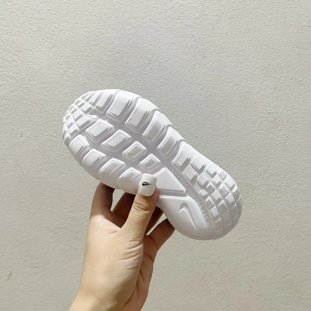 コンフォート感抜群 軽量デザイン スリッポンタイプ キッズ ランニングシューズ