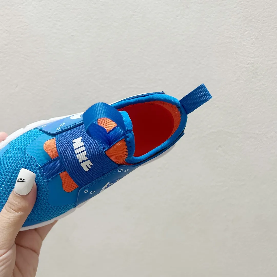 コンフォート感抜群 軽量デザイン スリッポンタイプ キッズ ランニングシューズ