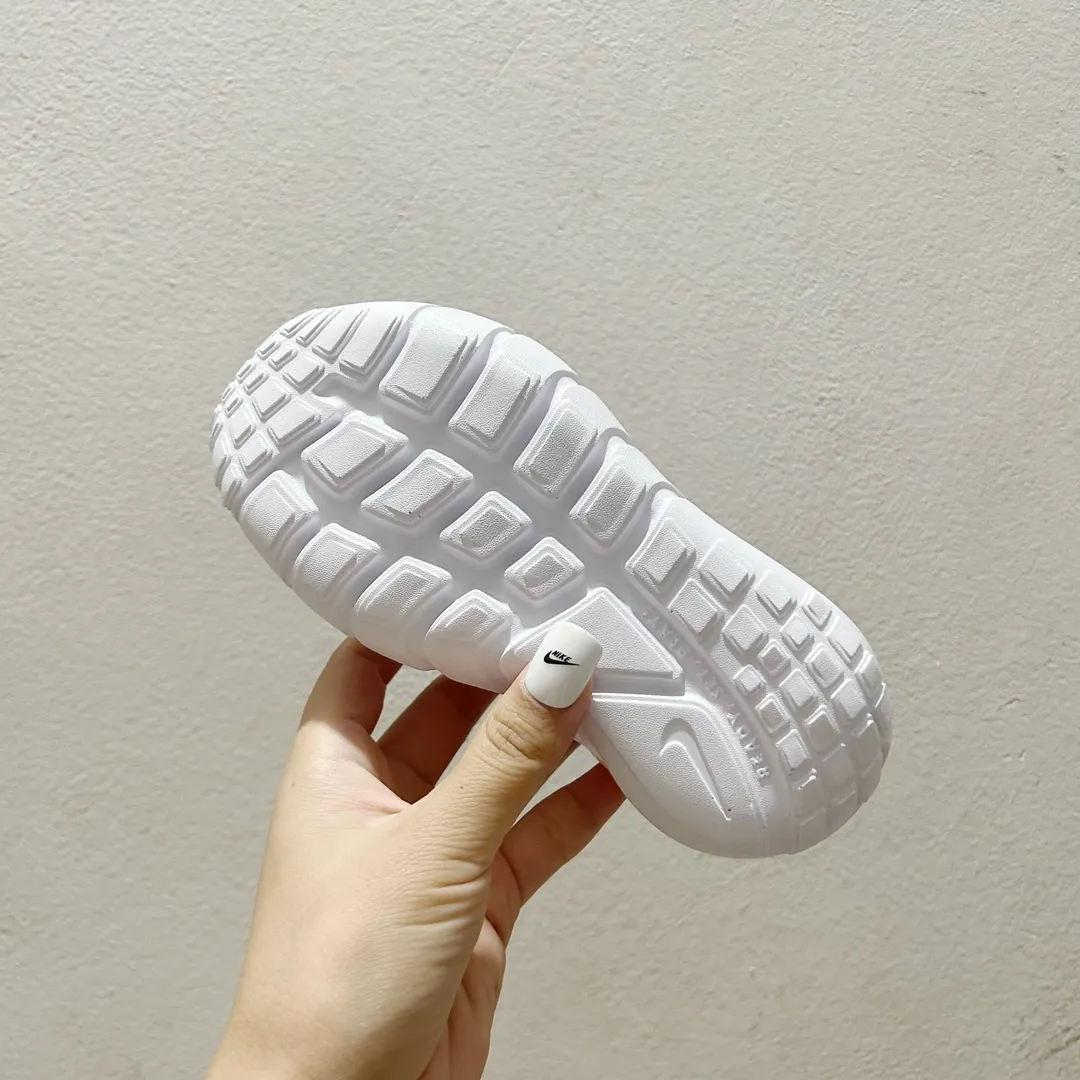 好感度100％  軽量デザイン 脱ぎ履きラクラク キッズ ランニングシューズ