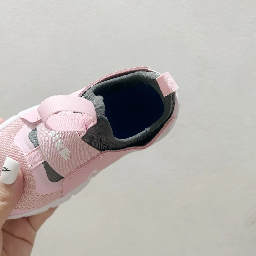 好感度100％  軽量デザイン 脱ぎ履きラクラク キッズ ランニングシューズ