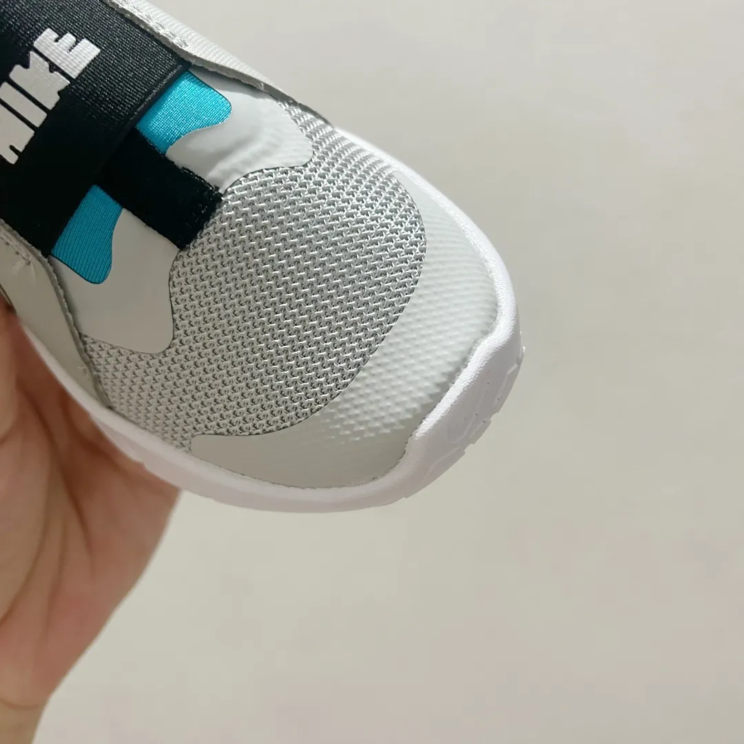 デイリー使いに最適 軽量デザイン 通気性抜群 キッズ ランニングシューズ