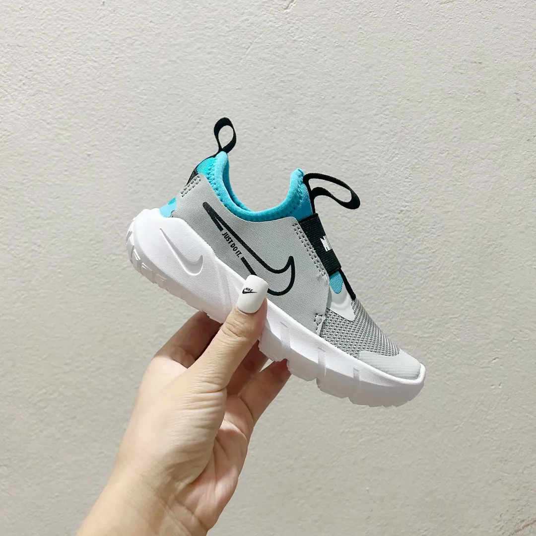 デイリー使いに最適 軽量デザイン 通気性抜群 キッズ ランニングシューズ