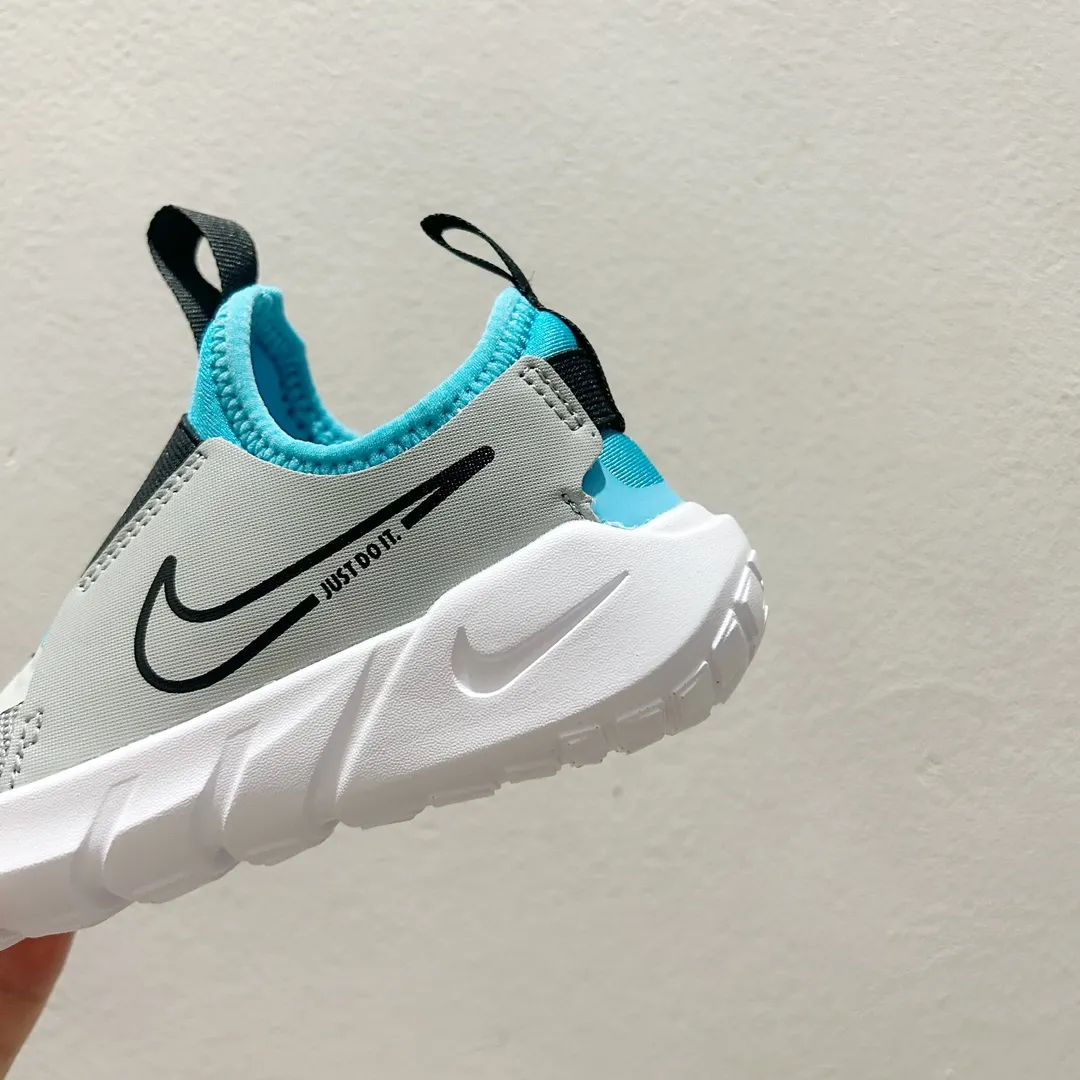 デイリー使いに最適 軽量デザイン 通気性抜群 キッズ ランニングシューズ